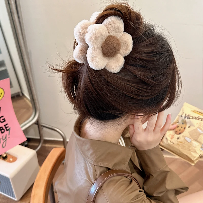 网红花朵毛绒发夹女2023新款后脑勺抓夹高级感秋冬季鲨鱼夹子头饰