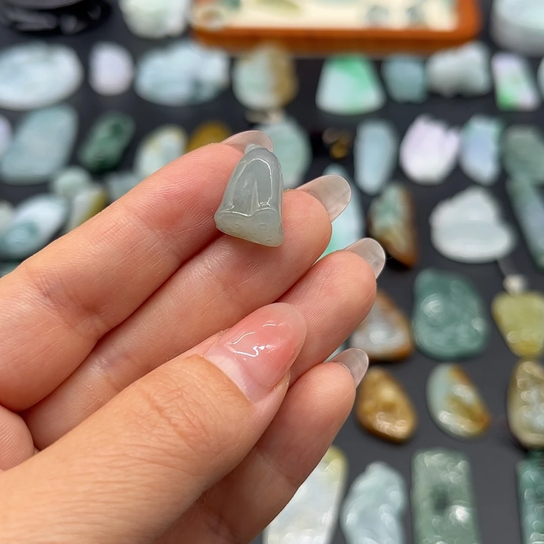 【闪购商品】翡翠颈饰未镶嵌莲蓬