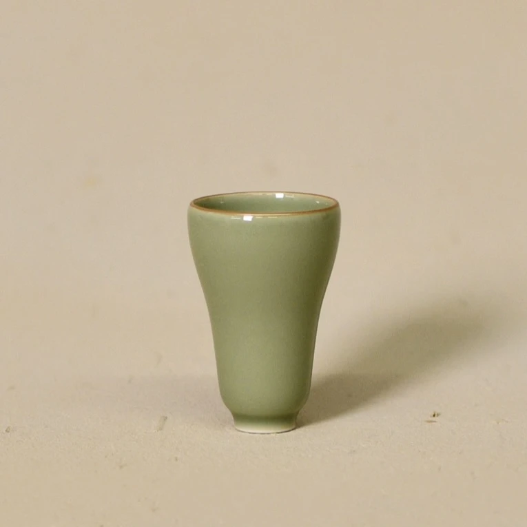 谷雨山房秘色染春玉兰闻香杯口径：3.8cm 高度：5.8cm 容量：30ml