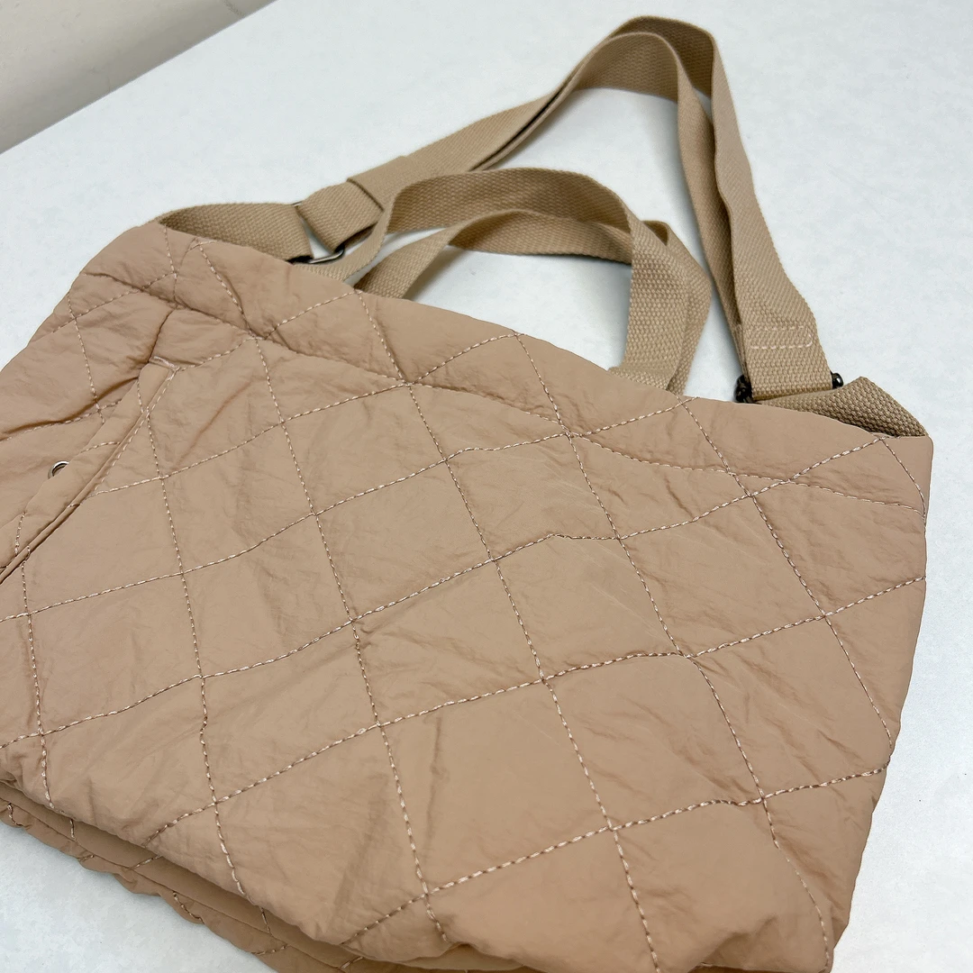 55212 卡其色棱格单肩包可手拎，尺寸：24*38cm