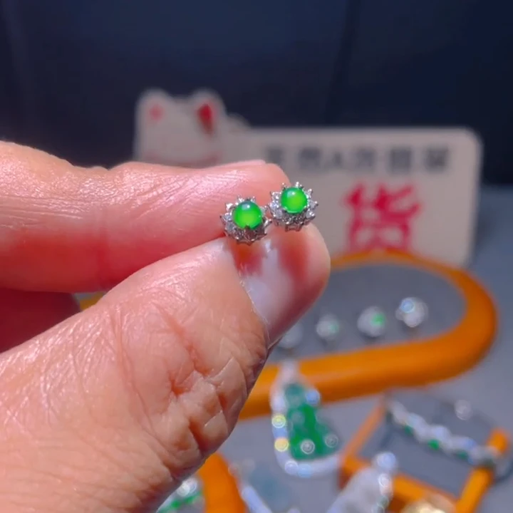 翡翠满色蛋面耳钉