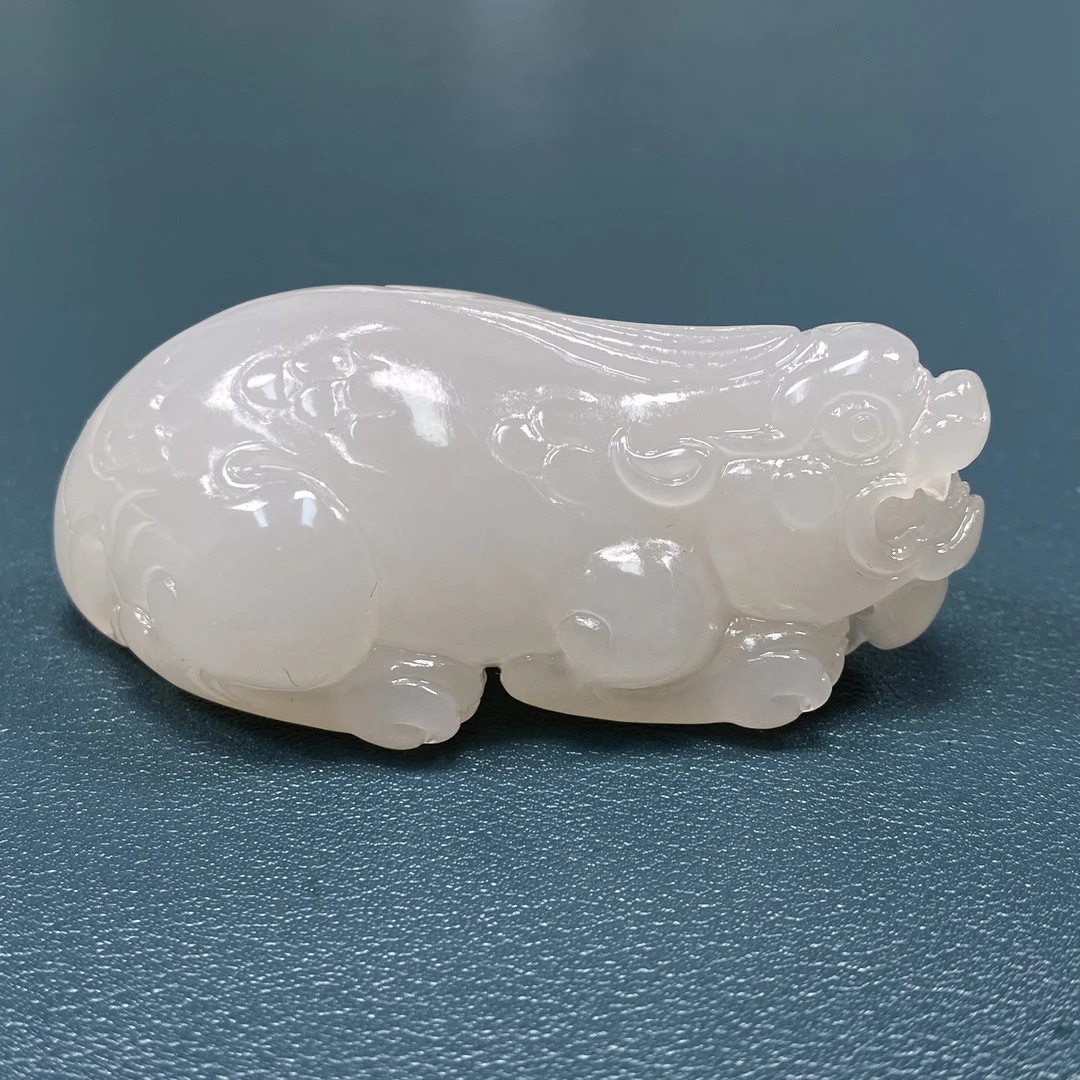 天然和田玉老坑青海料冰浅烟紫色手把歪头大貔貅手工精雕霸气