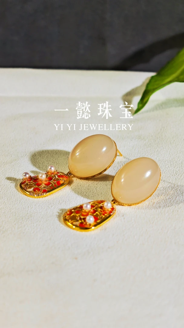 【一懿珠宝】 18k金繁花镶嵌精美时尚百搭和田玉藕粉耳钉of044