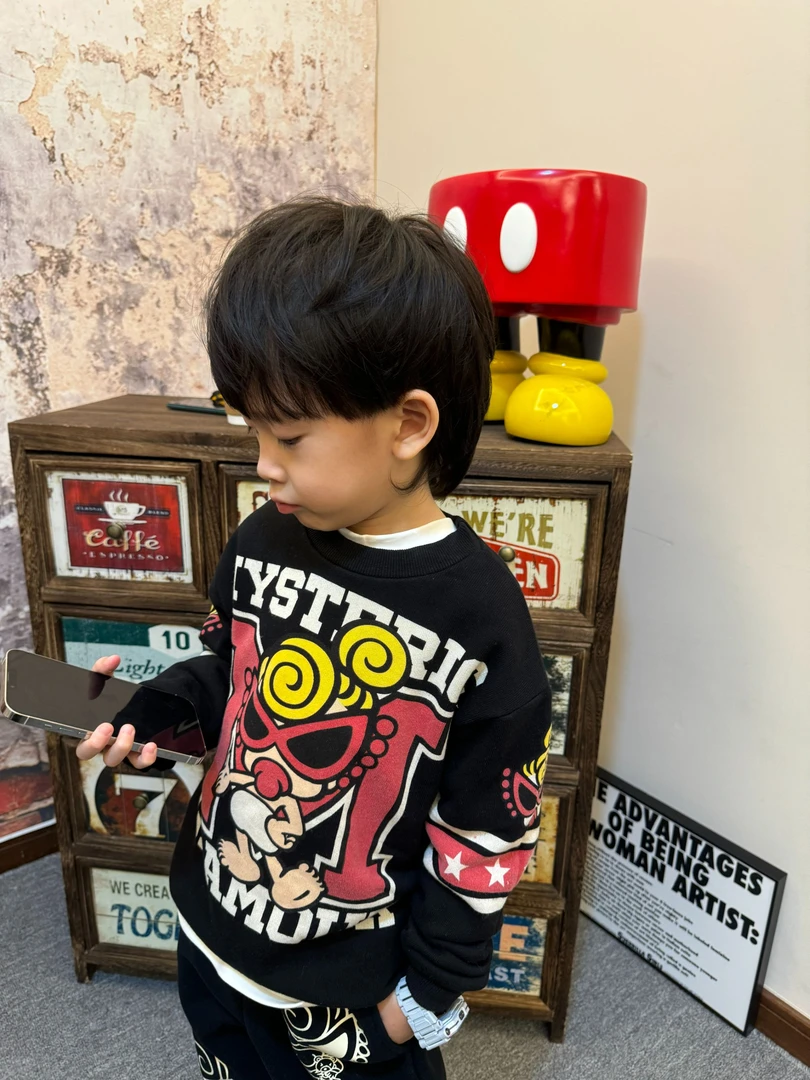 令佳潮牌 24儿童秋冬时尚黑超高定奶嘴黑色抓绒长袖套头卫衣0173