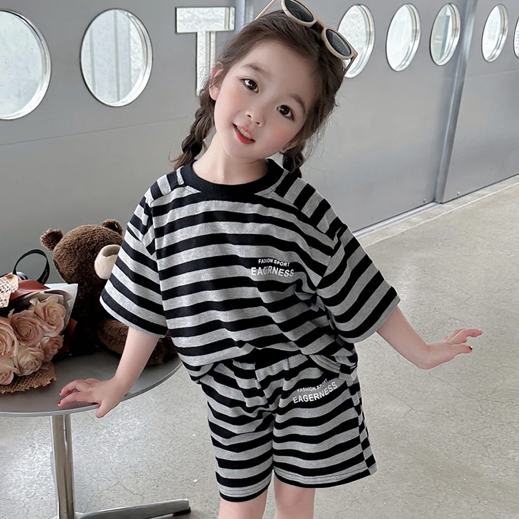 儿童时髦网红装洋气条纹休闲套装2024夏季新款宽松短袖短裤2件套