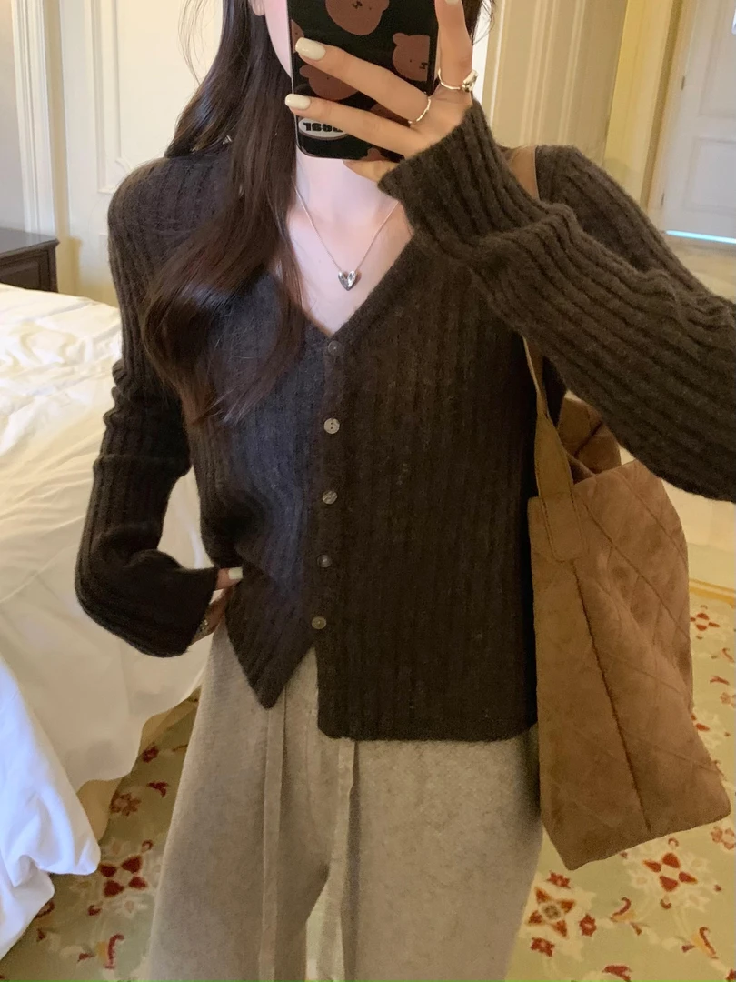 乌77软糯坑条v领毛衣百搭显瘦秋冬