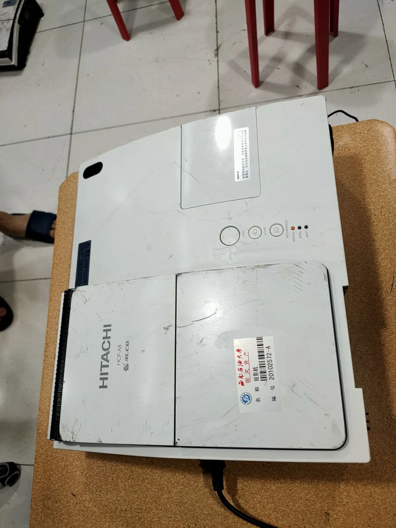 9新  二手     日立A8投影，成色如图（出图，偏色，配件机，不带线材）