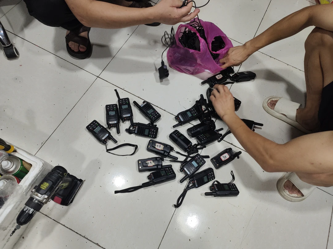 9新 二手 对讲机一对, 成色如图 (配件出)