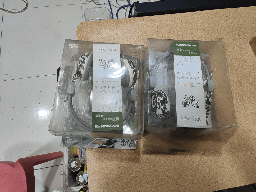 9新  二手   耳麦  成色如图 ，随机发货（配件出）
