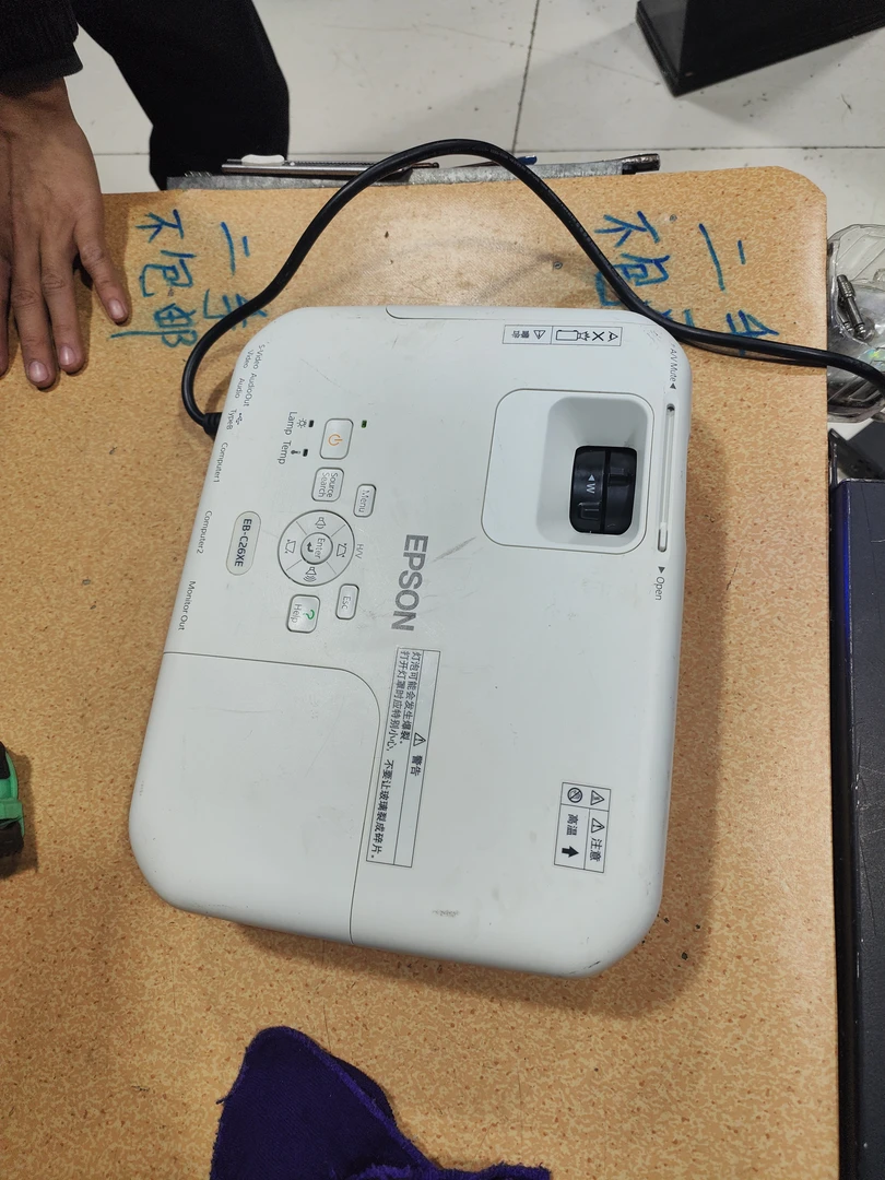 9新  二手  C26XE投影，成色如图（出图，不带线材）