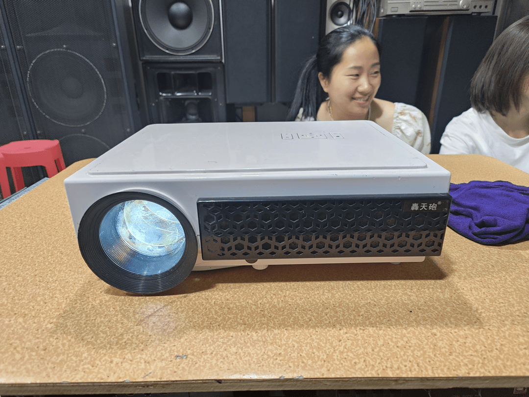 9新  二手      冲天炮投影仪，成色如图，随机发货（出图，不带线材）