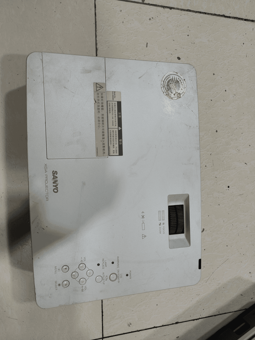 9新  二手   三洋XM300C投影，成色如图，（通电，泛黄，不带线材）