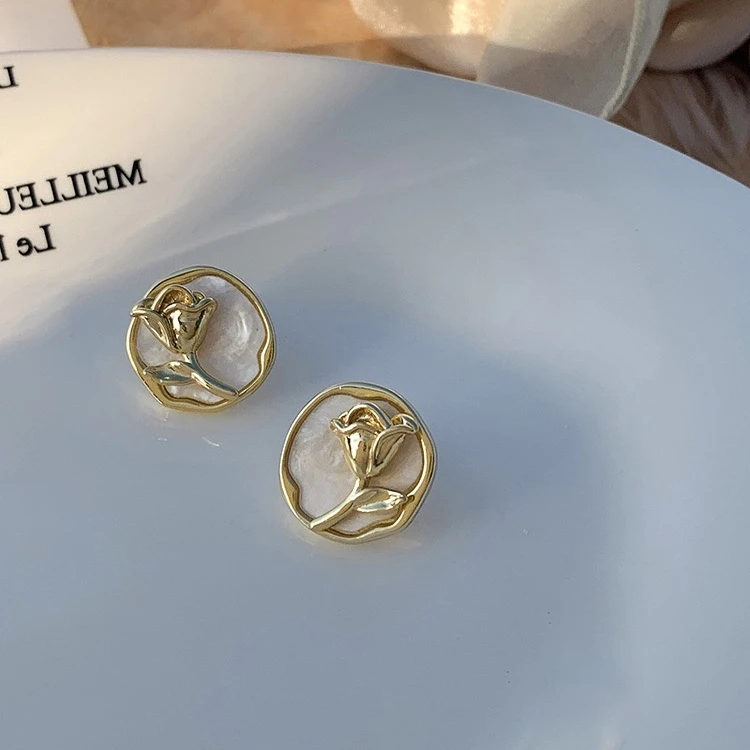 铜合金耳饰 小香风白贝玫瑰耳钉轻奢高级感气质精致耳饰925银针