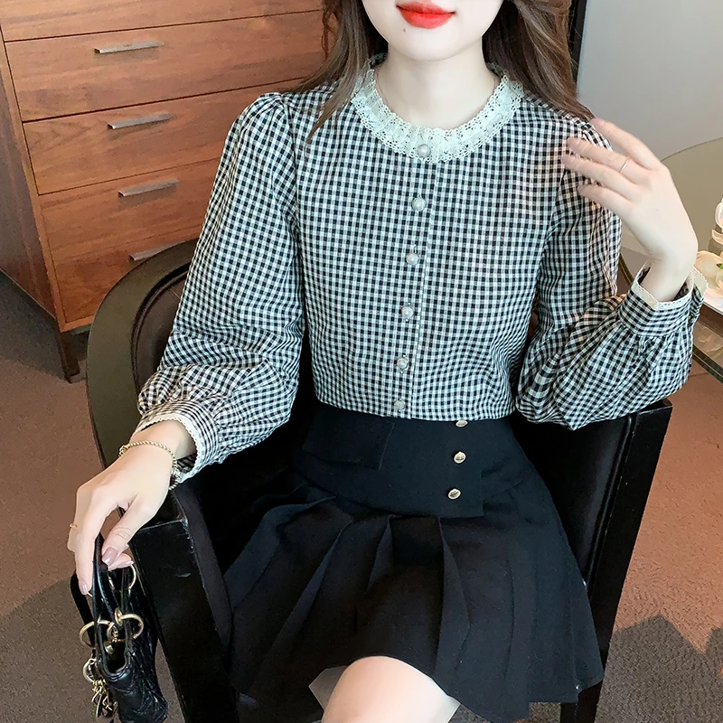 时尚格子衬衣女长袖气质减龄百搭蕾丝圆领衬衫2025春季新款上衣潮