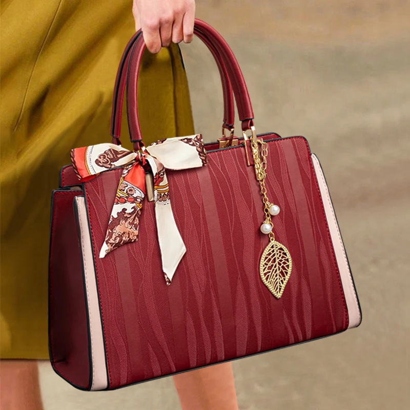 香港红色包包2025新款母亲节手提包时尚结婚包婆婆斜挎女包