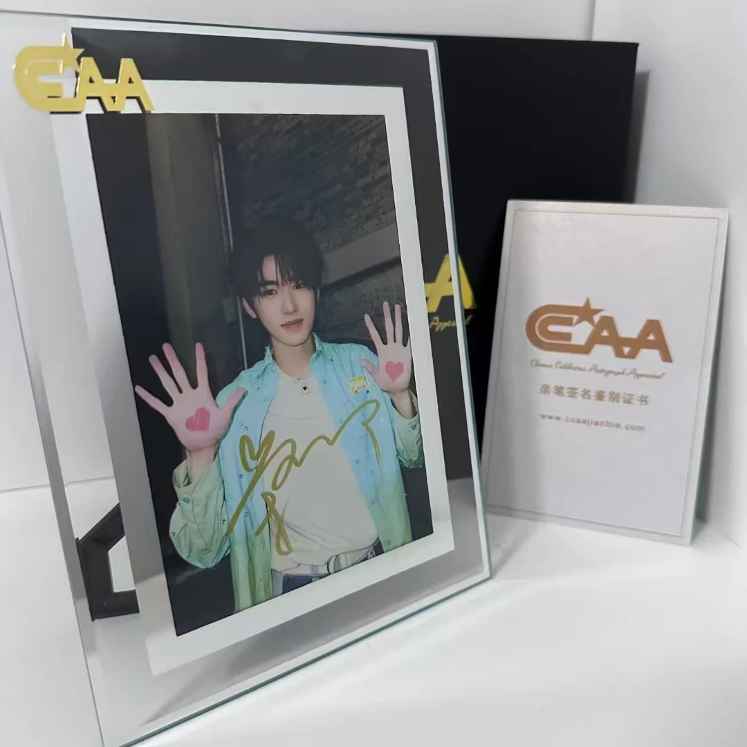 宋亚轩亲笔签名带证书官网可查玻璃裱框礼盒包装