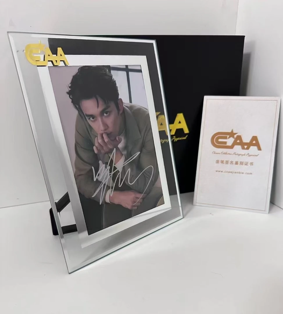 吴磊 亲笔签名带证书官网可查 ​精美裱框裱框 礼盒➕礼袋发货包邮