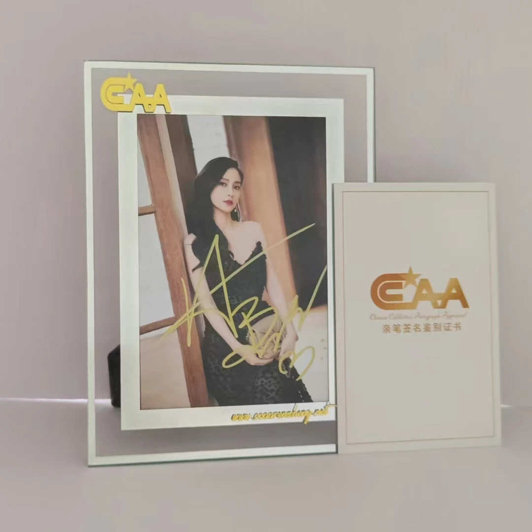 杨颖亲笔签名带证书官网可查玻璃裱框礼盒礼袋包装
