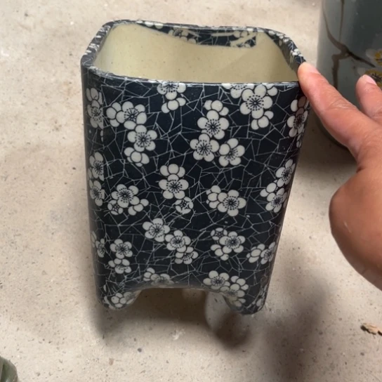 罐默认微瑕，有孔，编号29-84