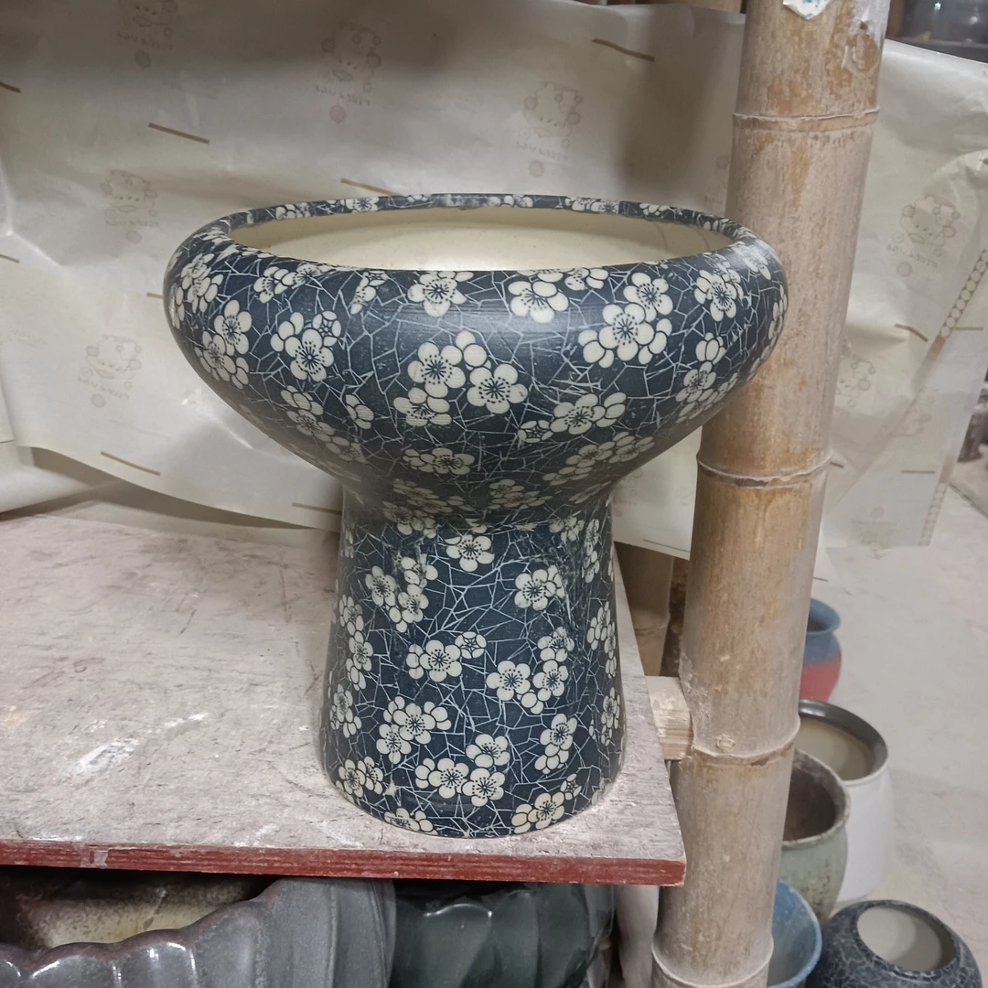 195号花盆，高26口20，默认微瑕，有孔