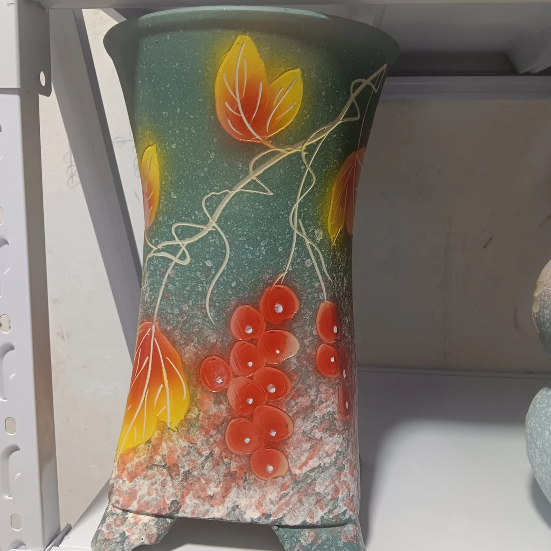 11号花盆，高31口18，默认微瑕，有孔