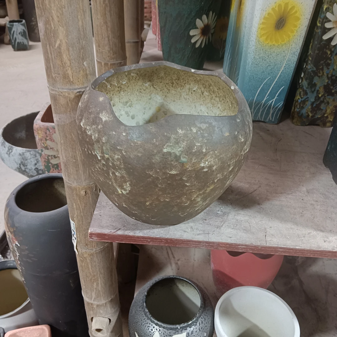 180号花盆，高16口16，默认微瑕，有孔