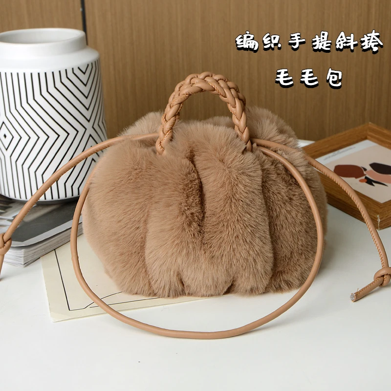 网红时尚休闲编织手提斜挎女新款云朵包高级毛绒包包百搭单肩秋冬