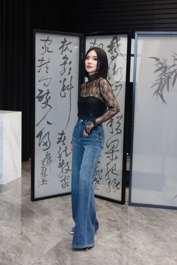 【妙妙精选】HUANGNAJI高腰显瘦秋季时尚百搭微喇牛仔裤1063