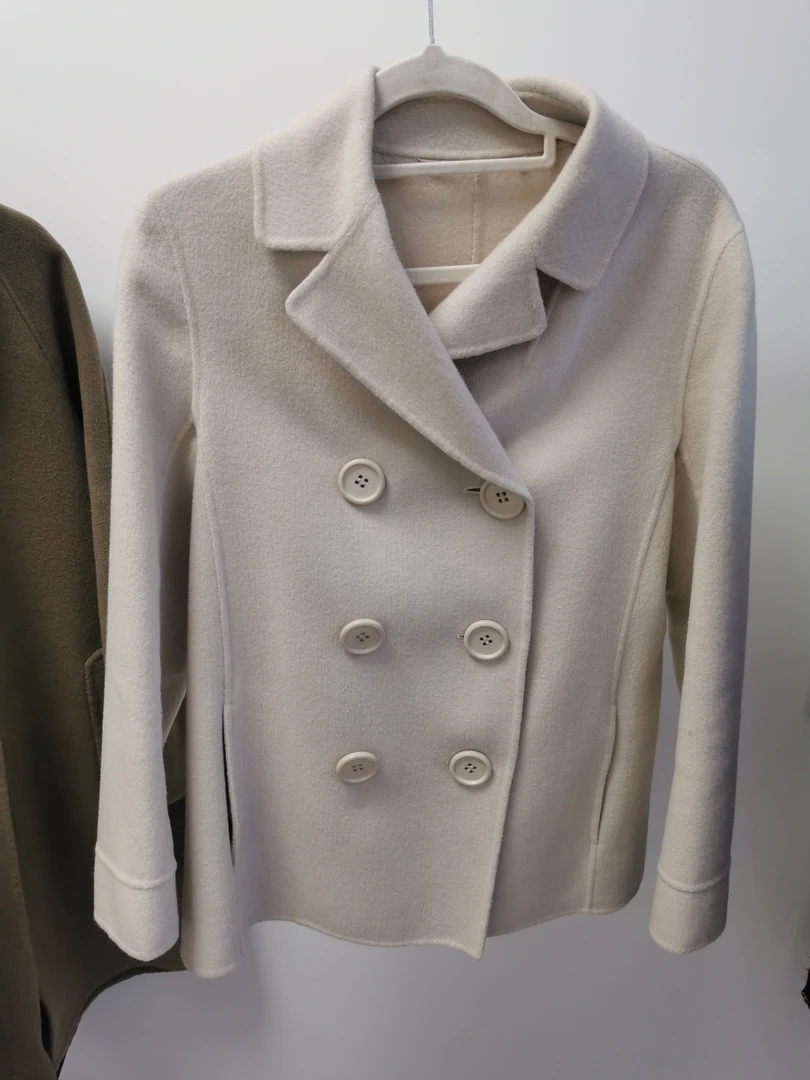 米色妮子短款上衣