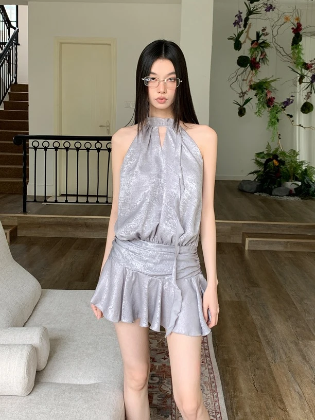 MOONSEE绑带镂空挂脖无袖缎面连衣裙夏季性感收腰露背A字短裙女