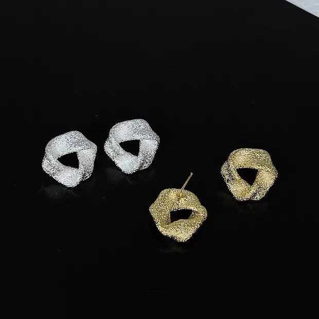铜合金耳饰 白色轻奢时尚百搭小众独特气质法式磨砂气质耳钉S242