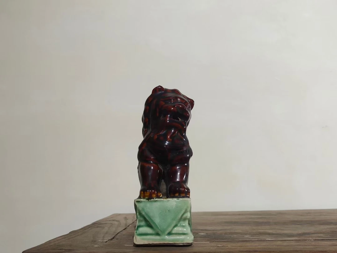 彩釉坐狮·蜡台材质:琉璃 尺寸:高21 用于文房雅室 品相完整。