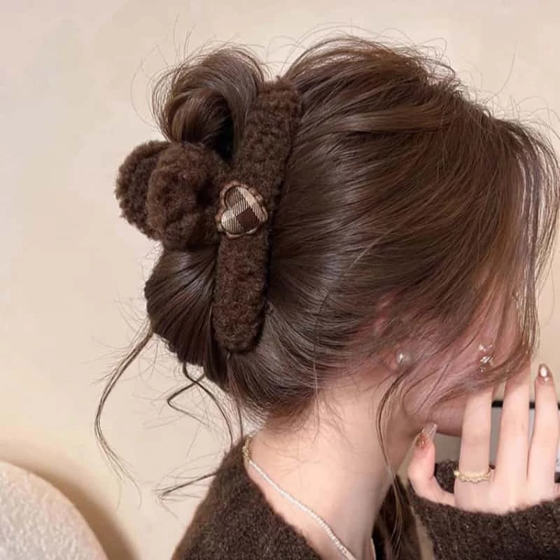 羊羔毛绒抓夹大号爱心秋冬鲨鱼夹高级感发夹女后脑勺2024夹子发饰