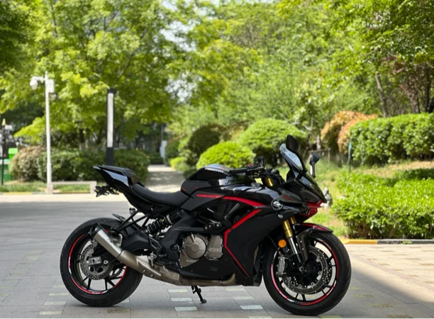 赛600改装R1M后尾总成 赛600改装件 赛600改R1后尾和坐垫 驼峰