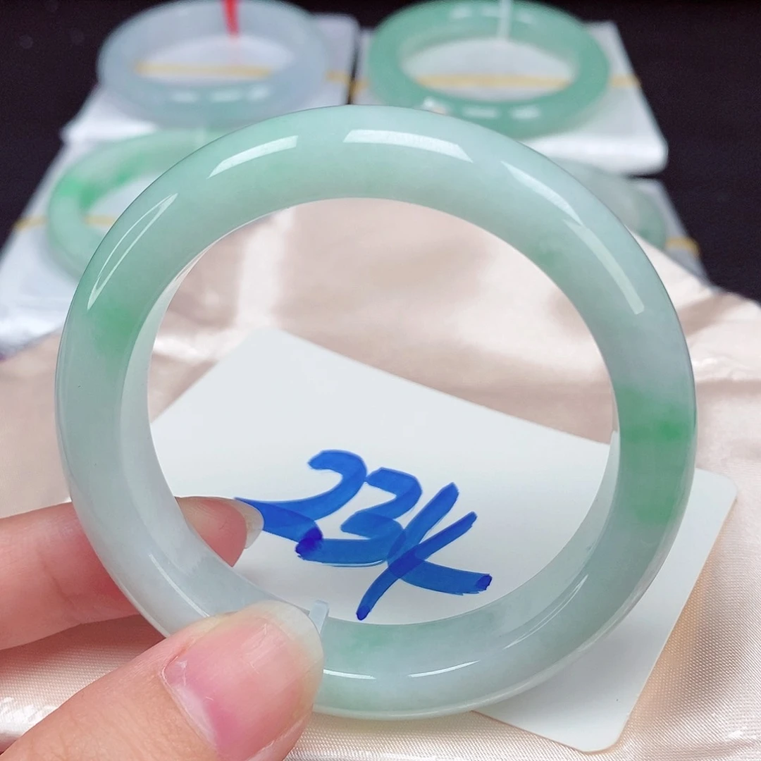 翡翠手镯未镶嵌翡翠