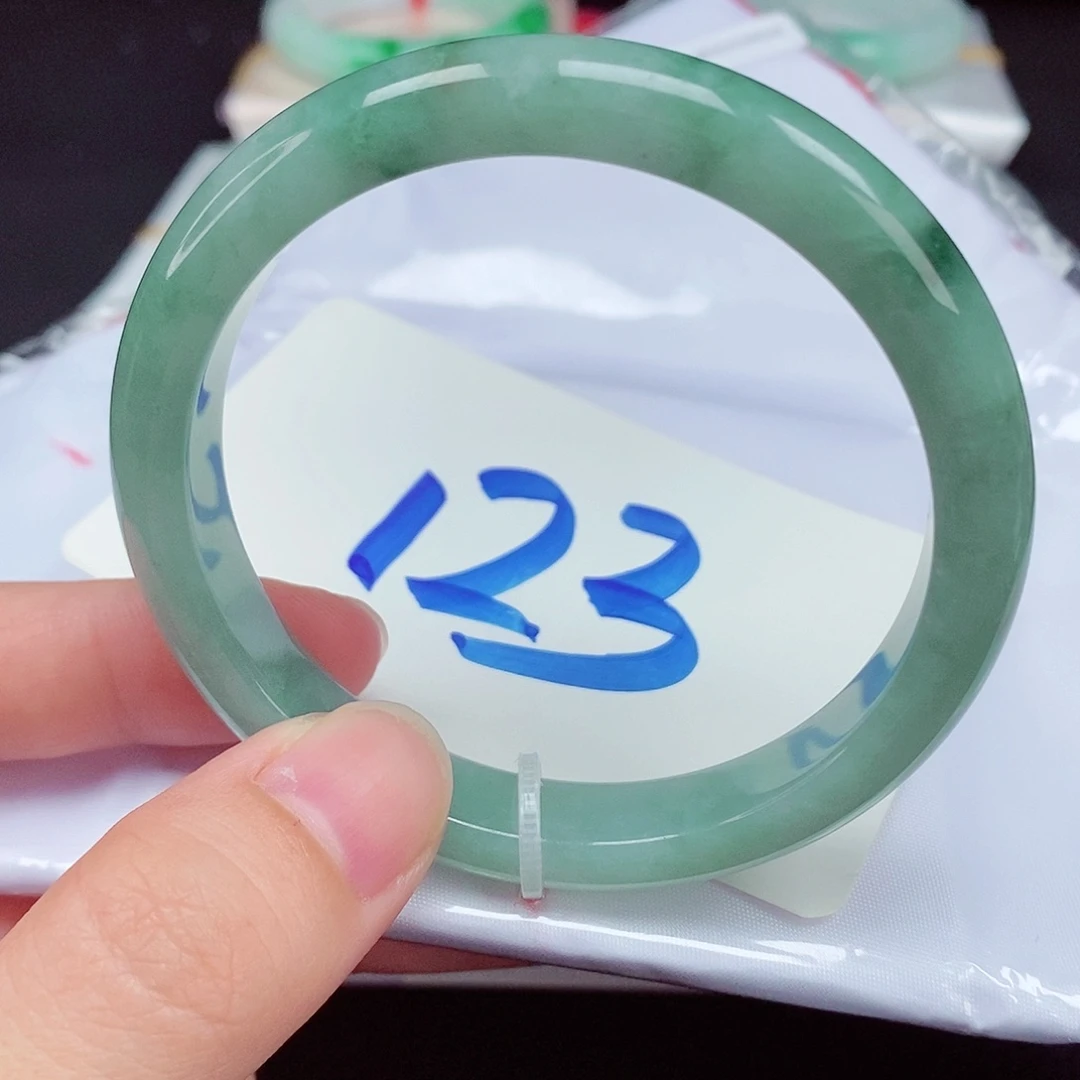 翡翠手镯未镶嵌翡翠