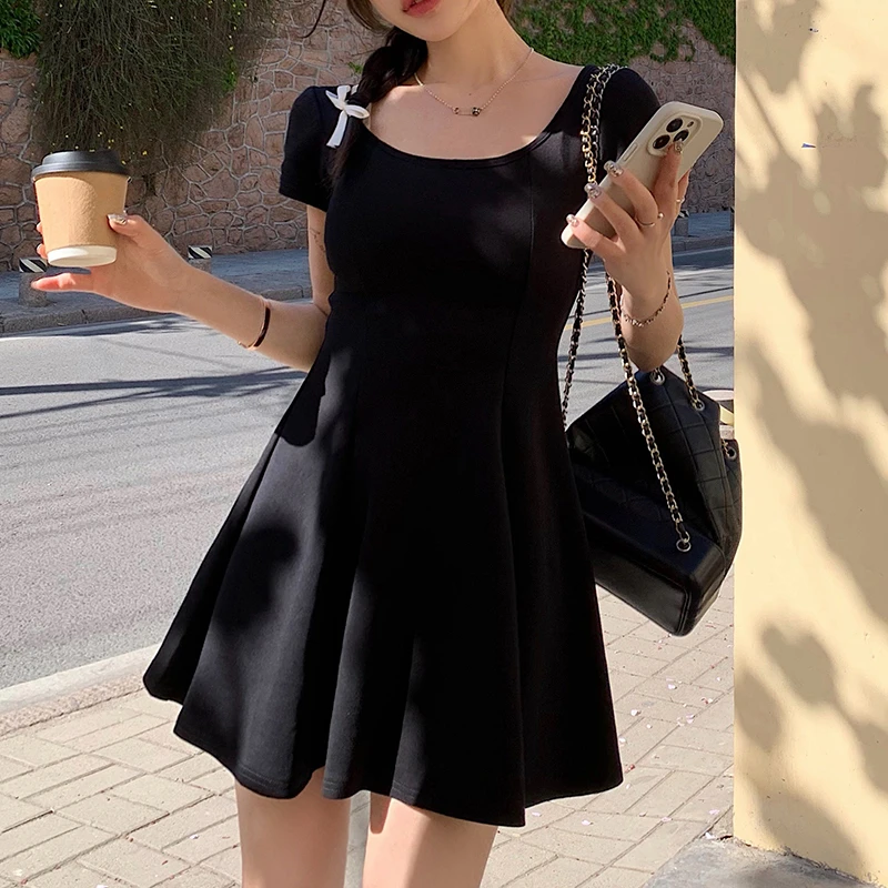 法式方领黑色短袖连衣裙女2025夏季新款设计感小个子收腰A字裙