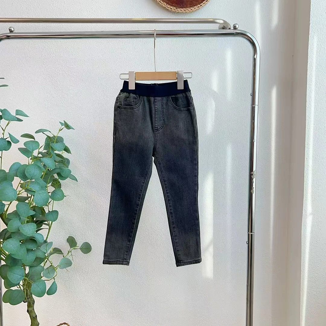 6714由黑色牛仔裤