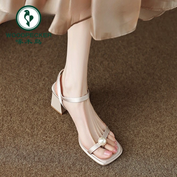 啄木鸟2024年夏季新款绝美法式一字带高粗跟珍珠夹趾凉鞋女鞋外穿