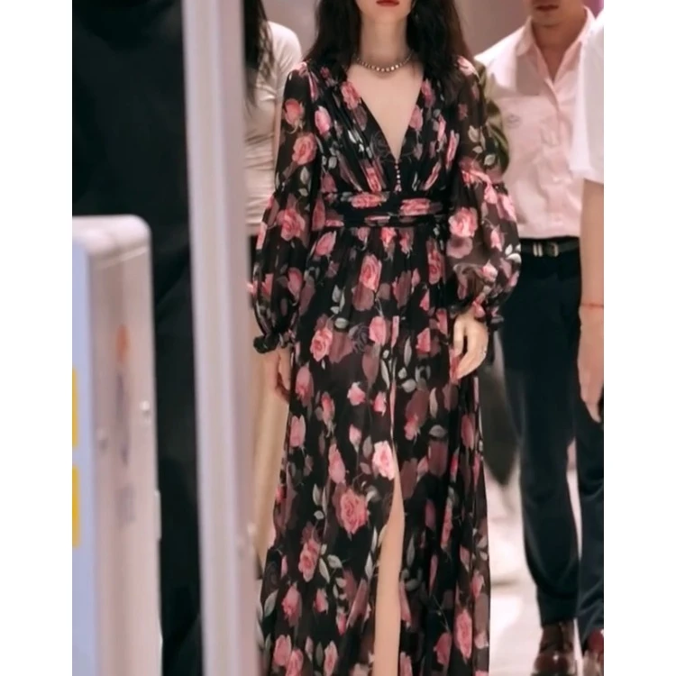 冷淡系独特别致裙子女冬季2025新款御姐风印花V领收腰长袖连衣裙