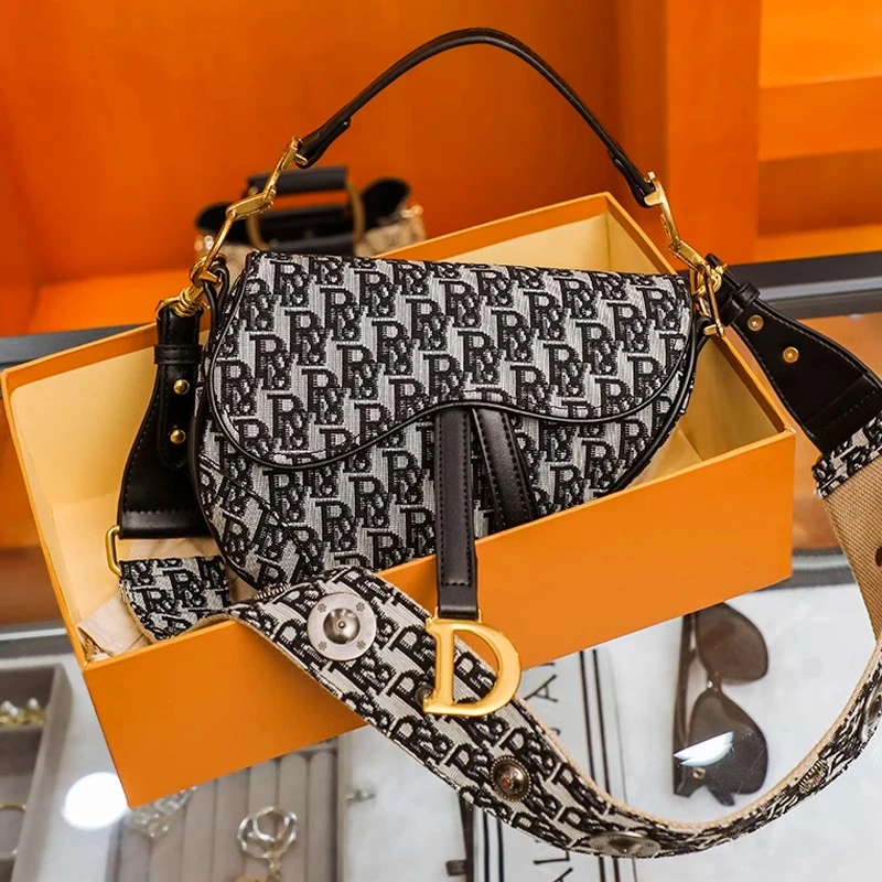 高级香港代购经典女包2024新款真皮刺绣马鞍包宽带单肩斜挎手提包