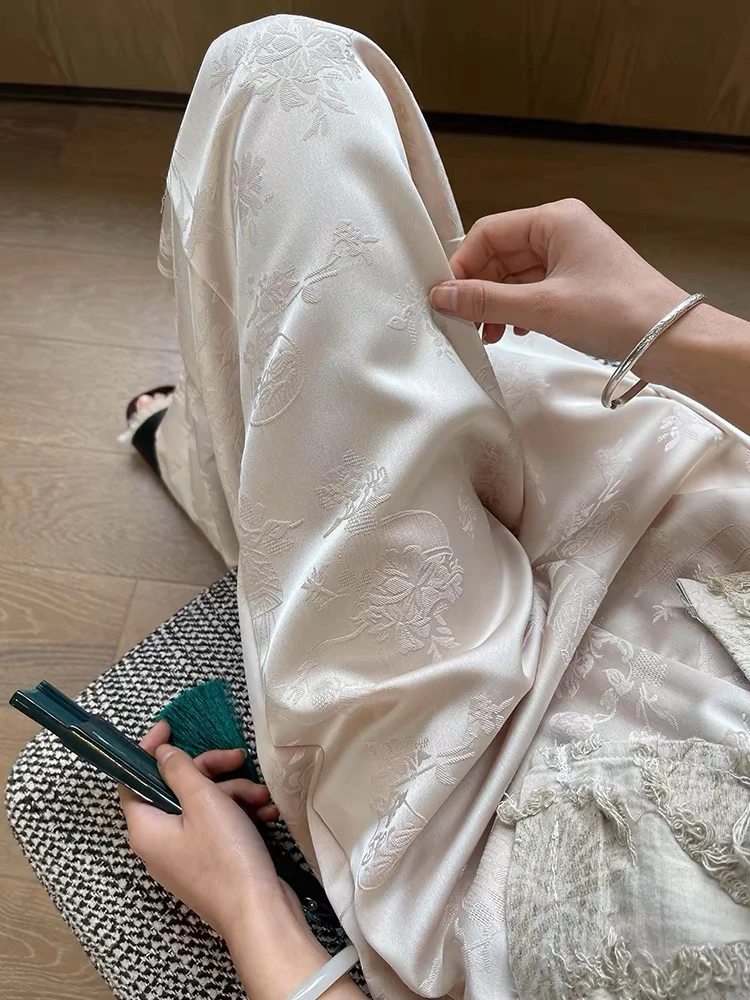 新中式国风阔腿裤女2025秋冬新款爆款高级设计感缎面提花直筒裤子