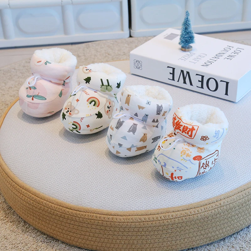 新生儿鞋子冬季加绒新生男女宝保暖0-3—6个月软底不掉鞋婴儿棉鞋