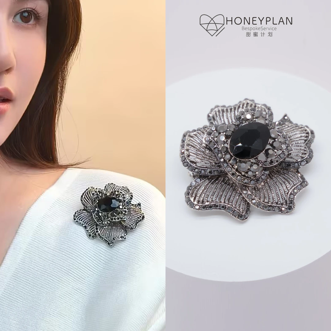 HONEY PLAN/甜蜜计划 合金合成锆石胸针 重工条纹镂空山茶胸针