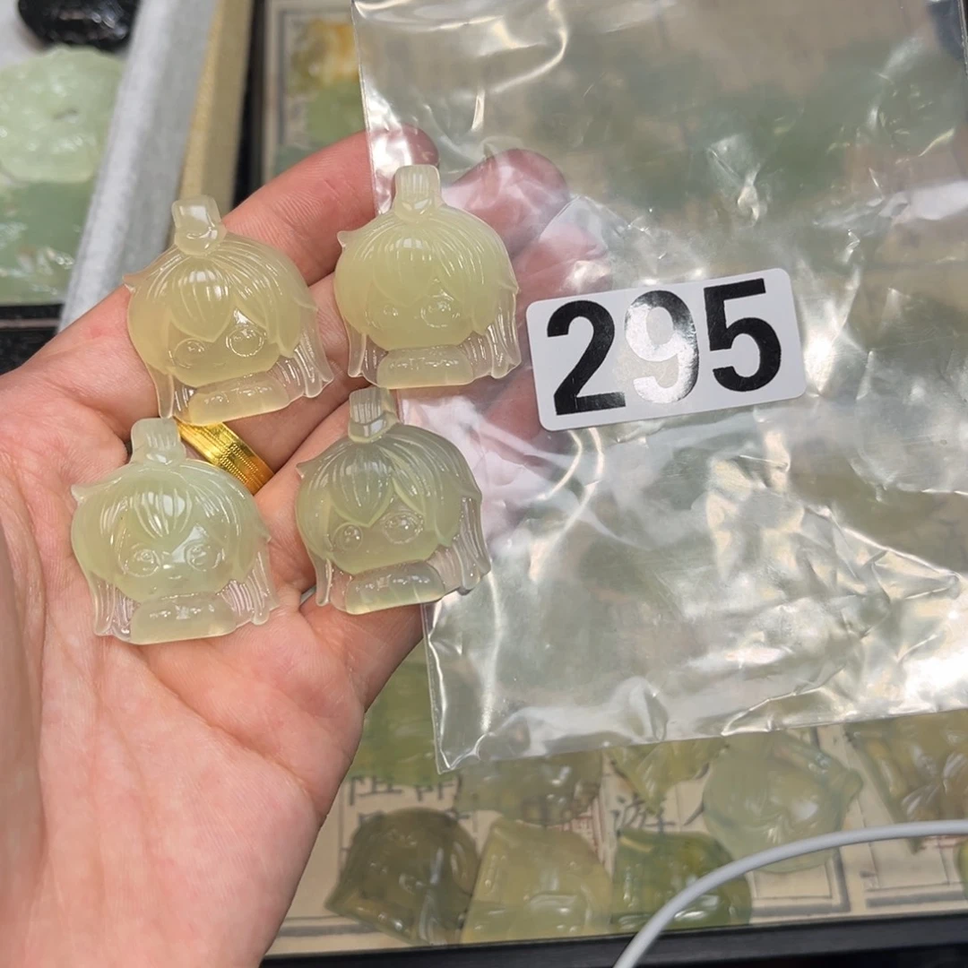 蛇纹石玉颈饰合金