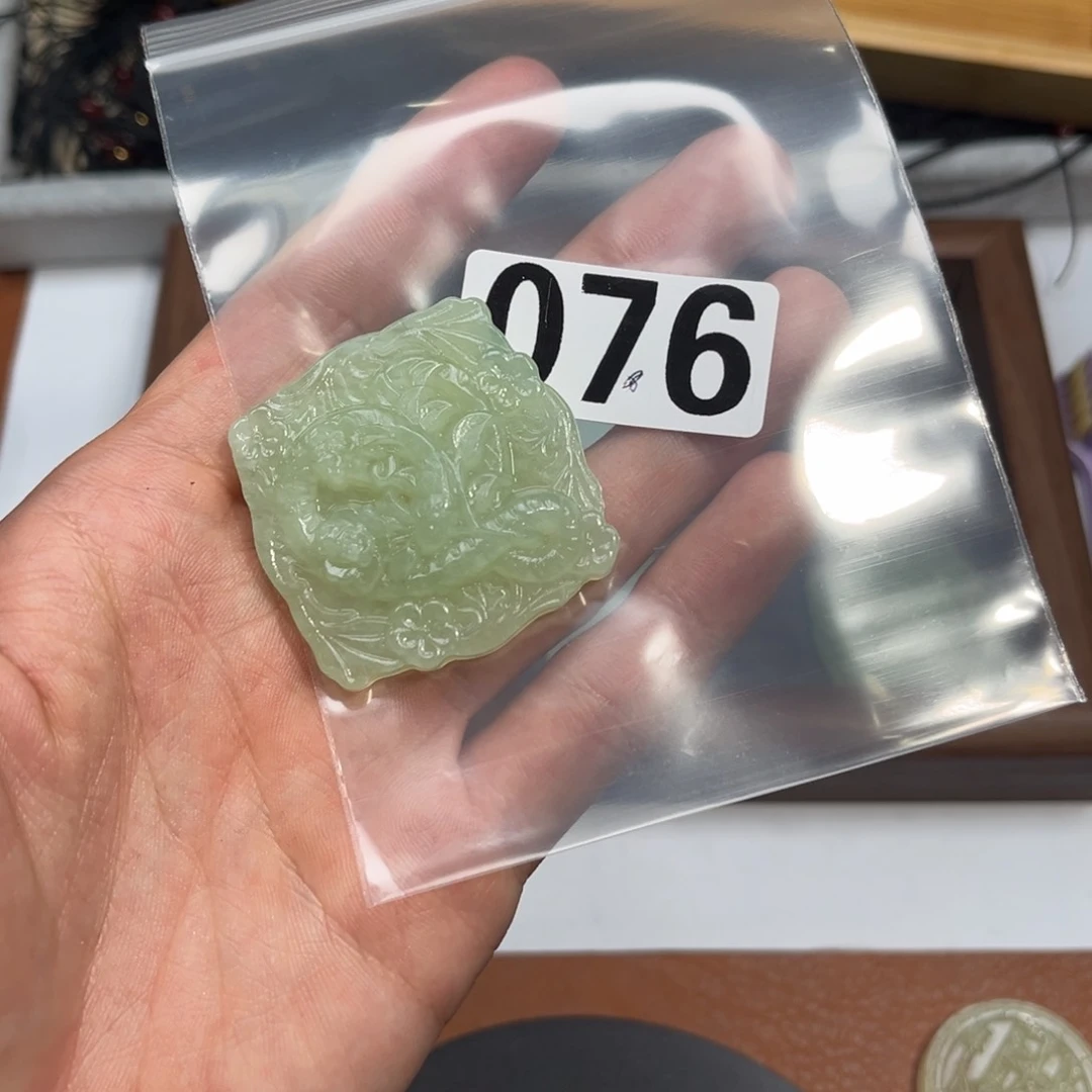 蛇纹石玉颈饰合金