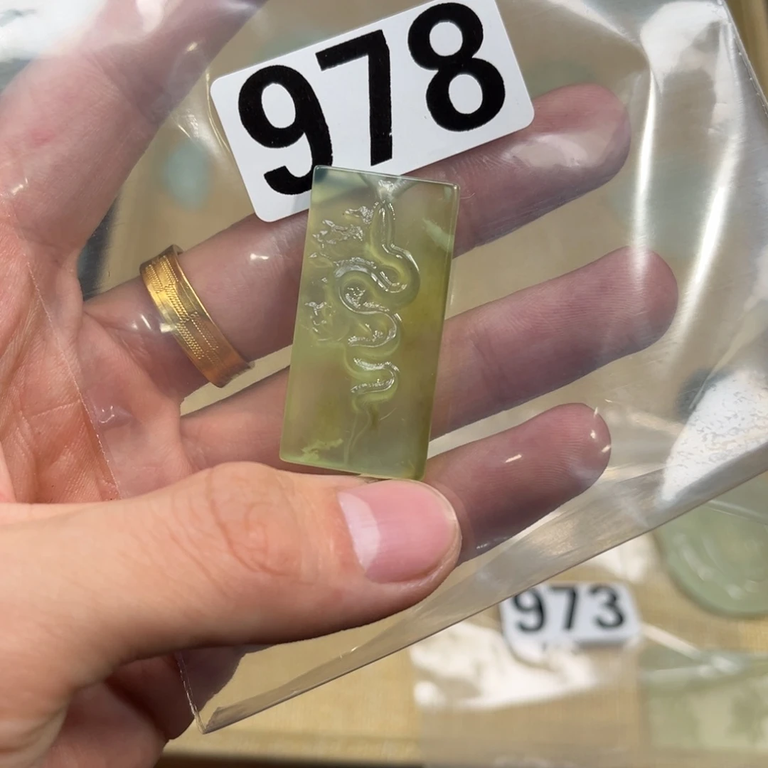 蛇纹石玉颈饰合金
