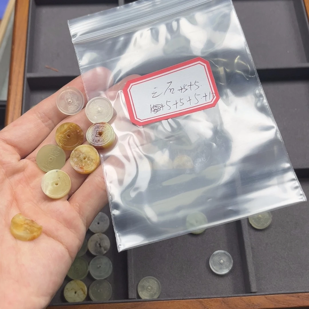 蛇纹石玉颈饰合金超****人