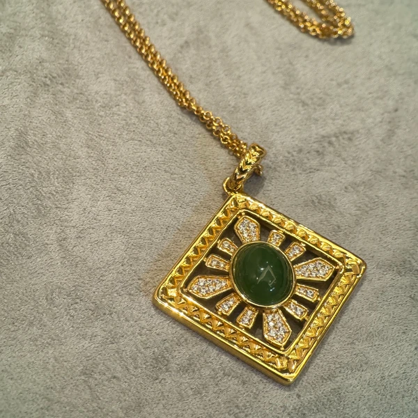 意大利设计师款 方形太阳花和田玉 吊坠