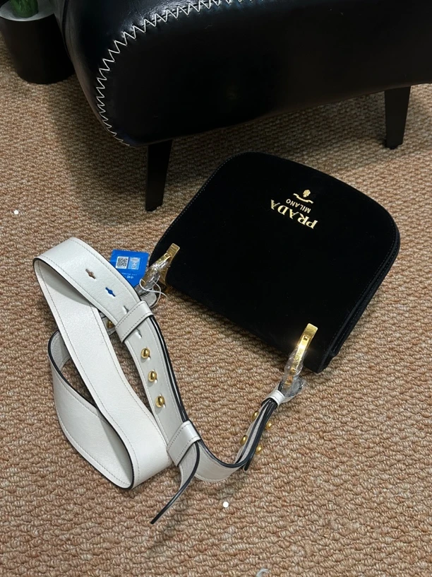 95新 Prada/普拉达 牙牙/黑金丝绒现代款斜挎包